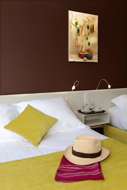 Hotel Le Lagon Rochefort-du-Gard Buitenkant foto